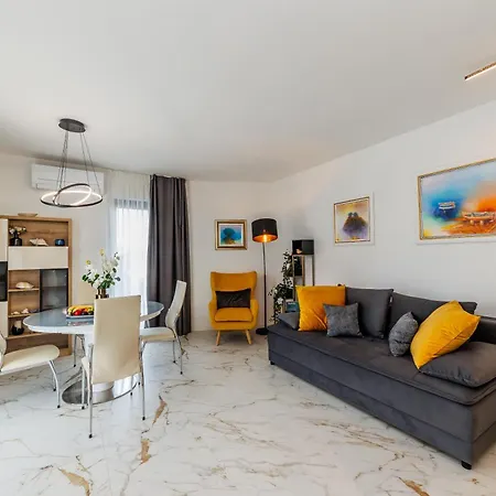 아파트 Moonlight Luxury With Private Pool Kaštela