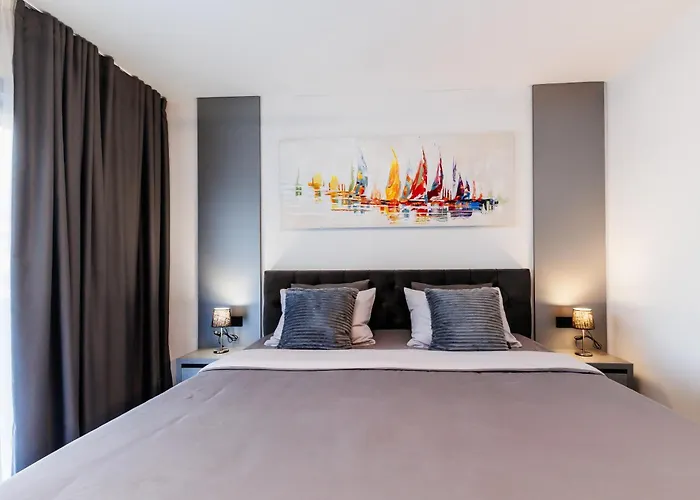 Moonlight Luxury With Private Pool 아파트 *